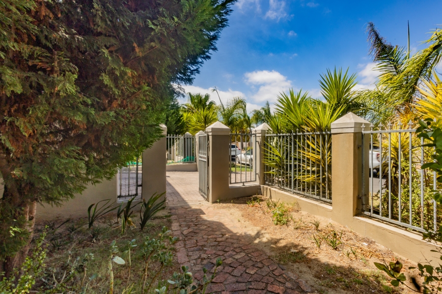 6 Bedroom Property for Sale in Uitzicht Western Cape
